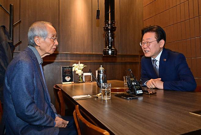 더불어민주당 이재명 대표가 30일 여의도 한 식당에서 윤여준 전 환경부 장관과 오찬 회동을 하고 있다. 연합뉴스