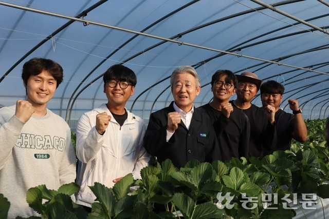 강호동 농협중앙회장(왼쪽 세번째)이 10월30일 경남 진주 수곡면 일대에서 딸기 농사를 짓는 청년농들과 함께 우수한 딸기 생산과 수출에 최선을 다하자고 외치고 있다. 이 청년농들은 농촌을 지키고 발전시키기 위해 뭉친 청년창업후계농들로, ‘매료된 청년들’이란 이름의 농업회사법인을 설립한 뒤 최고 품질의 프리미엄급 딸기를 소비자들에게 직접 공급해 호평받고 있다.