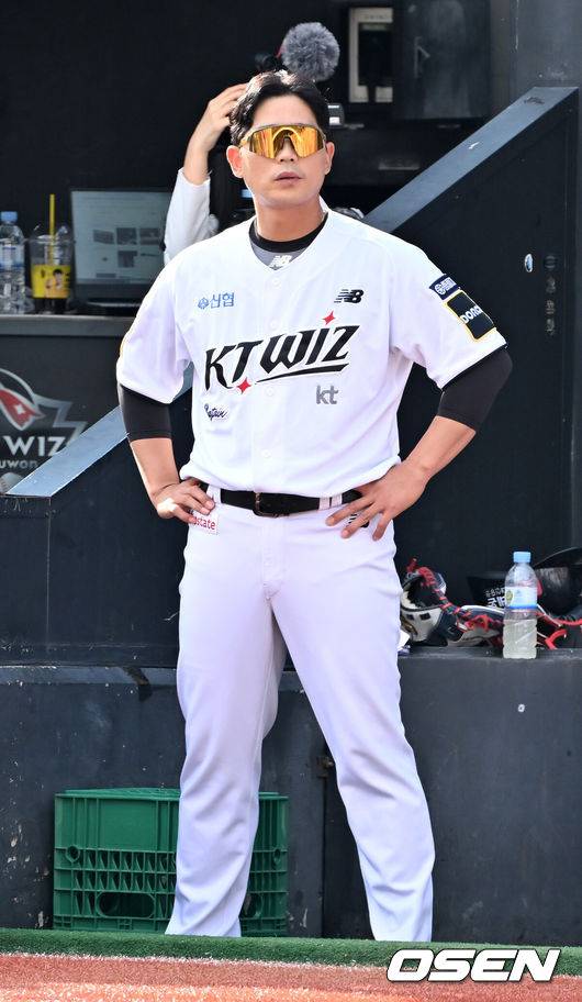 [OSEN=수원, 민경훈 기자] 9일 수원KT위즈파크에서 2024 신한 SOL뱅크 KBO 포스트시즌 준플레이오프 4차전 KT 위즈와 LG 트윈스의 경기가 진행됐다.이날 KT는 쿠에바스를, LG는 엔스를 선발 투수로 내세웠다.KT 박경수가 덕아웃에서 경기를 주시하고 있다. 2024.10.09 / &nbsp;rumi@osen.co.kr