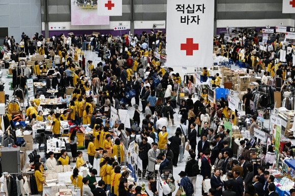 꾸준한 이웃사랑 실천… 적십자 41회째 바자 - 29일 서울 강남구 코엑스에서 열린 2024년 적십자 바자(Red Cross Bazaar) 행사장에서 방문객들이 구매할 물품을 살펴보고 있다. 1984년부터 41회째 이어온 적십자 바자의 수익금은 전액 위기 가정과 취약 계층을 돕는 데 사용된다. 도준석 전문기자