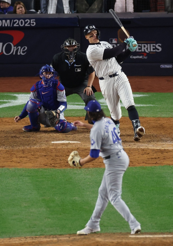 BBA-BBO-SPO-WORLD-SERIES-LOS-ANGELES-DODGERS-V-NEW-YORK-YANKEE - NEW YORK, NEW YORK - OCTOBER 29: Aaron Judge #99 of the New York Yankees singles during the eighth inning of Game Four of the 2024 World Series against the Los Angeles Dodgers at Yankee Stadium on October 29, 2024 in the Bronx borough of New York City.   Al Bello/Getty Images/AFP (Photo by AL BELLO / GETTY IMAGES NORTH AMERICA / Getty Images via AFP)    <Copyright (c) Yonhap News Agency prohibits its content from being redistributed or reprinted without consent, and forbids the content from being learned and used by artificial intelligence systems.>