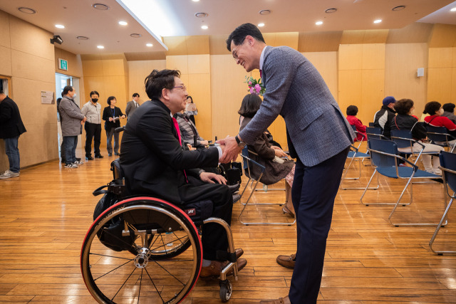 지역 장애인과 소통하고 있는 이기재 양천구청장. 사진제공=양천구