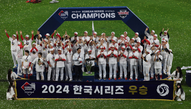 28일 광주 기아챔피언스필드에서 열린 2024 신한 SOL뱅크 KBO 포스트시즌 한국시리즈 시상식에서 삼성에 승리하며 통합우승을 달성한 뒤 KIA 선수들이 우승 트로피를 배경으로 기념 촬영하고 있다. 광주 = 연합뉴스