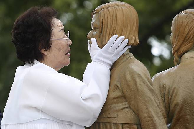 일본군 위안부 피해자 이용수 할머니가 지난 2019년 일본군 위안부 피해자 기림의 날인 8월14일 서울 중구 남산의 조선신궁터 인근에서 열린 '일본군 위안부 피해자 기림비' 동상 제막식에서 동상을 어루만지고 있는 모습 ⓒ연합뉴스