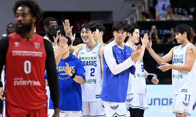 대구 한국가스공사 선수들이 30일 안양 정관장과 원정경기에서 97-64로 승리한 뒤 기쁨을 나누고 있다. 안양｜김민성 기자 marineboy@donga.com