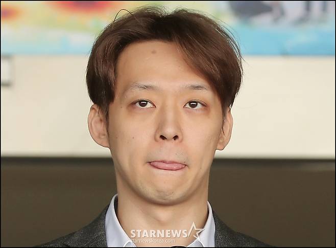 총 7차례 마약투약혐의로 구속된 가수 겸 배우 박유천이 3일 오전 경기 수원남부경찰서에서 검찰 송치를 위해 호송 차량으로 이동하고 있다.