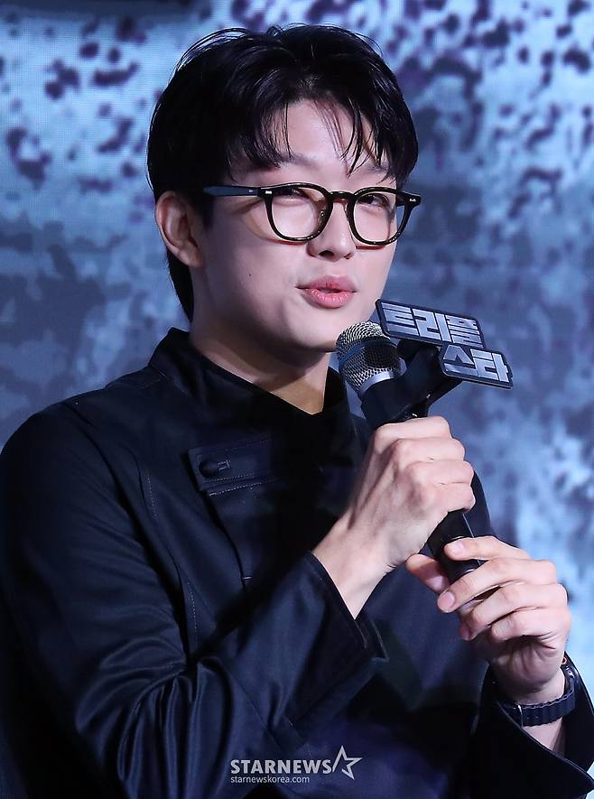 트리플 스타가 7일 오전 서울 마포구 호텔 나루 서울 엠갤러리에서 진행된 넷플릭스 예능 '흑백요리사: 요리 계급 전쟁' TOP8 기자간담회에 참석해 인사말을 하고 있다. '흑백요리사: 요리 계급 전쟁'은 맛 하나는 최고라고 평가받는 재야의 고수 '흑수저' 셰프들이 대한민국 최고의 스타 셰프 '백수저'들에게 도전장을 내밀며 치열하게 맞붙는 100인의 요리 계급 전쟁이다. 2024.10.07 /사진=김창현