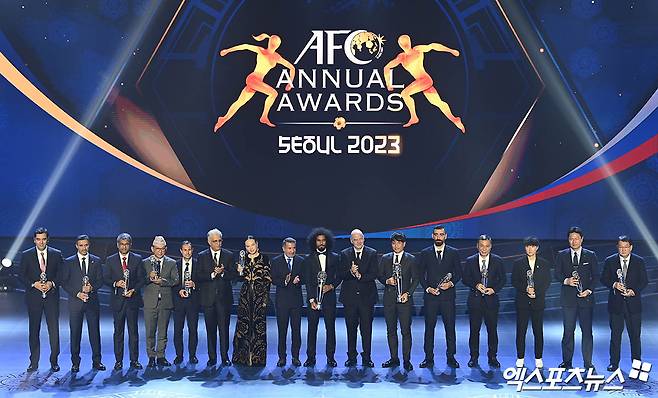 29일 서울 동대문구 경희대 평화의 전당에서 열린 'AFC 어워즈 2023'에서 수상자들이 전부 모여 기념촬영하고 있다. 정몽규 대한축구협회 회장은 이날 행사에서 앞서 열린 인터뷰에서 국제축구연맹(FIFA) 잔니 인판티노 회장 등 국제축구계 인사들이 대한축구협회의 홍명보 감독 선임과 관련, '문제가 없디'는 의견을 나타냈다고 강조했다. 경희대, 박지영 기자