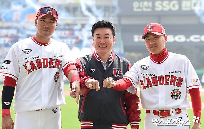 지난해 4월 1일 2022 시즌 한국시리즈 우승반지 공개 행사에 참석했던 민경삼 전 SSG 랜더스 대표이사(가운데)와 김원형 전 SSG 랜더스 감독(오른쪽). 사진 엑스포츠뉴스 DB