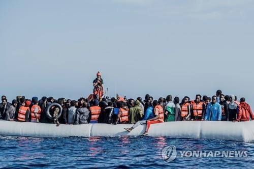 2021년 리비아에서 지중해를 건너 유럽으로 가려는 이주민 수십 명을 태운 고무보트 (※아래 기사와 직접 관련 없음)[EPA 연합뉴스 자료사진. 재판매 및 DB 금지]