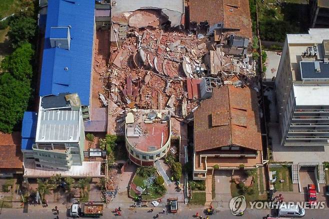 무너져 내린 아르헨티나 호텔 (비야헤셀 AFP=연합뉴스) 29일(현지시간) 아르헨티나 비야헤셀에 있는 호텔 붕괴 현장에서 구조팀이 실종자 수색 작업을 하고 있다. 2024.10.30