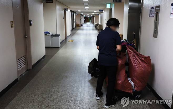 행안부 공무직 정년 만 65세로 연장 (서울=연합뉴스) 최재구 기자 = 21일 서울 종로구 정부서울청사에서 공무직근로자가 업무에 임하고 있다. 행정안전부는 행정안전부와 소속기관에서 근무하는 공무직 근로자의 정년이 만 60세에서 최대 만 65세로 연장하는 내용의 '행안부 공무직 등에 관한 운영 규정'을 최근 시행해 운영하고 있다고 20일 밝혔다. 2024.10.21 jjaeck9@yna.co.kr