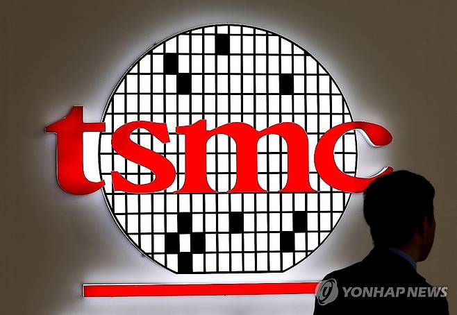 SEDEX 2024 부스에 놓인 TSMC 간판 (서울=연합뉴스) 김성민 기자 = 23일 오전 서울 강남구 코엑스에서 열린 제26회 반도체 대전 SEDEX 2024에 TSMC 간판이 놓여 있다. 2024.10.23 ksm7976@yna.co.kr