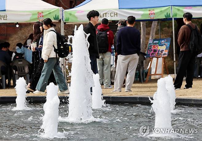 지난 3월 7일 광주의 한 대학교에서 총동아리연합회 주최 '동아리 알림아리' 행사에서 학생들이 동아리 부스를 돌아보고 있다. [연합뉴스 자료사진. 재판매 및 DB 금지]