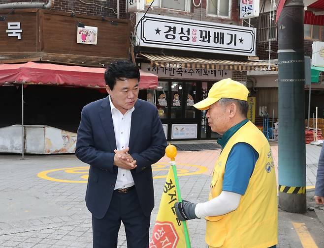 안전지킴이 어르신과 인사를 나누는 박준희 관악구청장 [관악구 제공. 재판매 및 DB 금지]