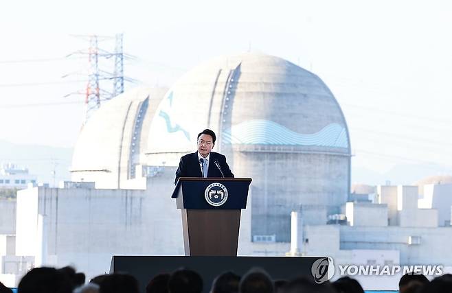 윤석열 대통령, 신한울 1·2호기 종합준공 및 3·4호기 착공식 축사 (울진=연합뉴스) 홍해인 기자 = 윤석열 대통령이 30일 경북 울진군 한국수력원자력 한울원자력본부에서 열린 '신한울 원전 1·2호기 종합준공 및 3·4호기 착공식'에 참석해 축사하고 있다.  2024.10.30 hihong@yna.co.kr