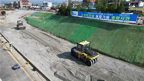 무인 토공장비 자동시공 시연 [한국도로공사 제공.재판매 및 DB금지]