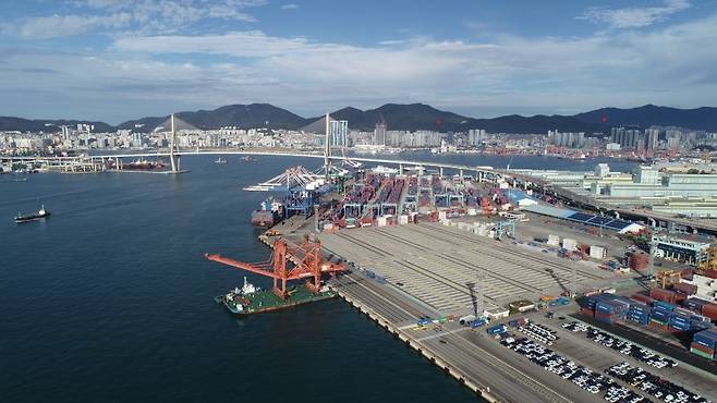 감만부두에 도착한 항만크레인 [BPA 제공]