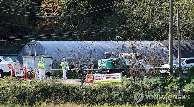 통제되는 AI 항원 발생한 동해의 닭 사육 농가 (동해=연합뉴스) 유형재 기자 = 30일 강원 동해시의 한 산란계 농장에서 H5형 조류인플루엔자(AI) 항원이 확인된 가운데 방역당국 관계자가 현장을 통제하고 있다. 2024.10.30 yoo21@yna.co.kr