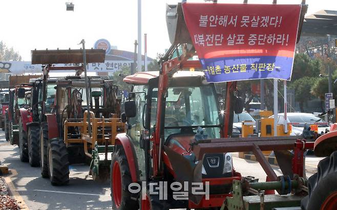 31일 경기도 파주시 임진각 국립 625전쟁 납북자기념관에서 납북자가족모임과 자유북한운동연합이 대북 전단 살포를 시도하자 민통선 주민들이 트랙터 시위를 벌이고 있다. (사진=이데일리 방인권 기자)