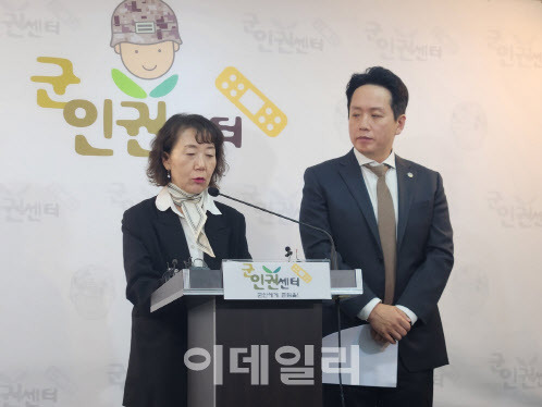 김숙경 군성폭력상담소장(왼쪽)과 임태훈 군인권센터 소장이 31일 오전 서울 마포구의 군인권센터 사무실에서 기자회견을 하고 있다.(사진=연합뉴스)