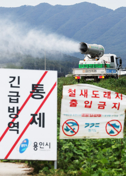 지난 21일 경기도 용인시 처인구 백암면 청미천 일대에서 용인축산농협 방역차가 조류인플루엔자(AI) 예방을 위해 방역을 하고 있다. (사진=연합뉴스)