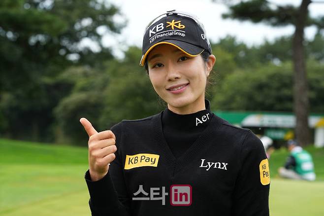 안송이가 31일 제주 엘리시안 컨트리클럽에서 열린 KLPGA 투어 에쓰오일 챔피언십에서 통산 360번째 출전으로 KLPGA 투어 최다 출전 신기록을 세웠다. 경기에 나서는 안송이가 카메라를 향해 엄지를 세우며 포즈를 취하고 있다. (사진=이데일리 골프in 조원범 기자)