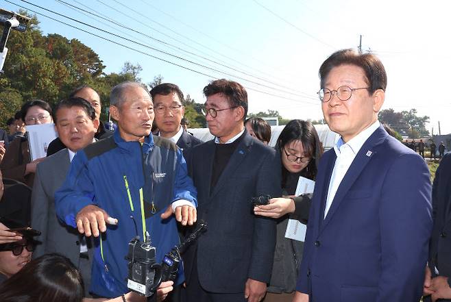 더불어민주당 이재명 대표가 31일 오전 북한의 대남방송으로 소음 피해를 보고 있는 인천 강화군 송해면 당산리마을을 방문, 마을 주민으로부터 소음 피해 상황을 듣고 있다. (사진=연합뉴스)