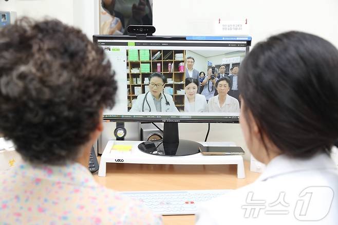 지난달 제주 서귀포시 안덕면 서광서보건진료소에서 이뤄진 원격협진 서비스 현장.(제주도 제공)