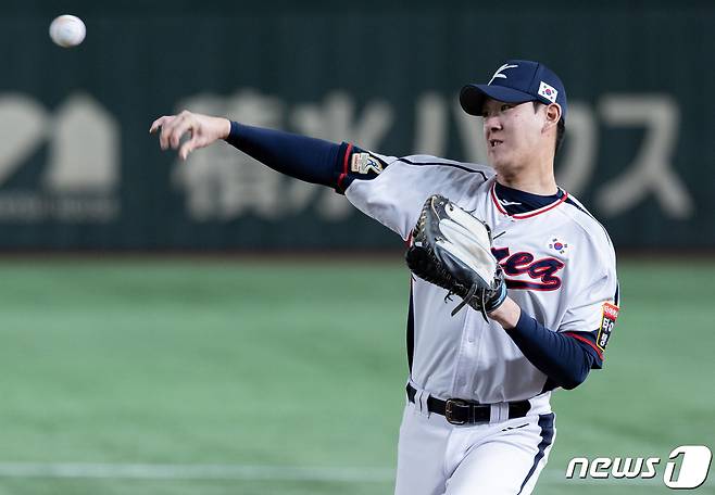 대한민국 야구대표팀 나승엽이 15일 오전 일본 도쿄돔에서 2023 아시아프로야구챔피언십(APBC) 호주와의 1차전 경기를 앞두고 훈련을 하고 있다. 한국, 일본, 대만, 호주까지 4개국의 24세 이하 또는 프로 입단 3년차 이하 선수들이 참여하는 이번 대회에서 한국은 우승을 목표로 하고 있다. 2023.11.15/뉴스1 ⓒ News1 이재명 기자