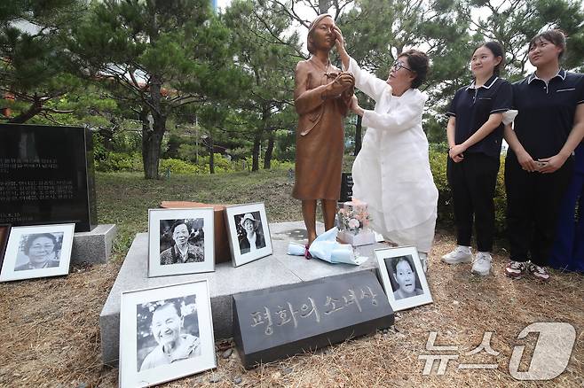 대구와 경북 10개 등 전국에 설치된 '평화의 소녀상'이 154개인 것으로 집계됐다. 일본군 '위안부' 피해자 이용수 할머니가 8월14일 오후 '세계 일본군 위안부 기림일'을 맞아 대구여자상업고등학교에 마련된 평화의 소녀상을 어루만지고 있다. 2024.8.14/뉴스1 ⓒ News1 공정식 기자