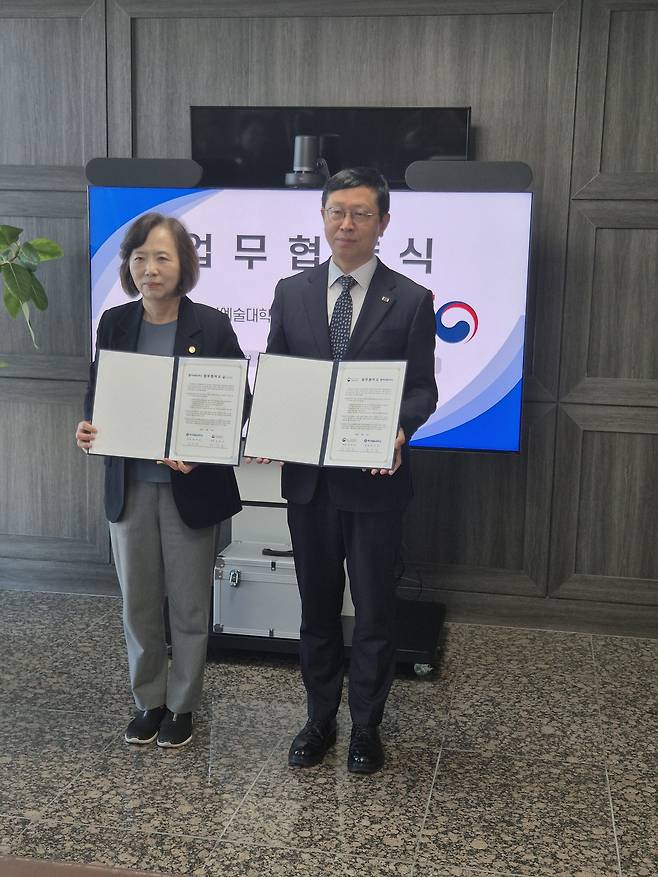 전종호 서울지방보훈청장과 윤미란 백석예술대학교 총장이 31일 제대군인 예우문화 확산을 위한 업무협약을 체결한 뒤 기념촬영을 하고 있다.(서울지방보훈청 제공)