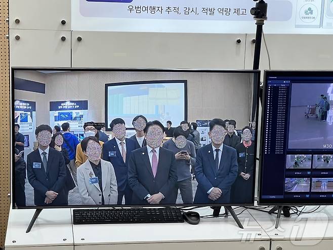 31일 한국과학기술원에서 열린 '관새행정 현장 맞춤형 기술개발 1.0사업' 성과 시연 현장에서 AI 기반 우범여행자 식별·추적 시스템을 선보이고 있다. 개발 업체가 등록한 자사 직원을 제외하고는 유 장관, 고 청장을 포함한 모든 사람의 얼굴이 모자이크 처리되는 모습이다. 2024.10.31/뉴스1 ⓒ 뉴스1 김민재 기자