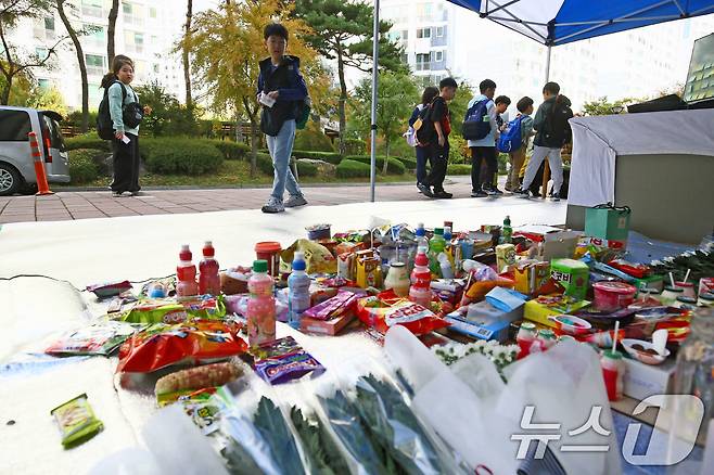 31일 광주 북구의 한 아파트 단지에 후진 청소차량에 치어 숨진 A 양(7)을 추모하는 의미의 국화가 놓여 있다. 2024.10.31/뉴스1 ⓒ News1 박지현 기자