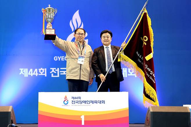 30일 김해실내체육관에서 열린 제44회 전국장애인체육대회 폐회식에서 종합 1위를 한 경기도 선수단 기념촬영. 사진 | 대한장애인체육회