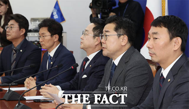 박찬대 더불어민주당 원내대표가 31일 오전 서울 여의도 국회에서 열린 긴급 기자회견에서 김영선 전 국민의힘 의원 공천 관련 윤석열 대통령과 명태균씨의 녹취파일을 공개하고 있다. /뉴시스