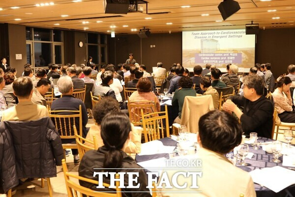 순천향대천안병원 관계자가 30일 저녁 라마다앙코르바이윈덤천안에서 협력병원을 대상으로 심뇌혈관 질환 세미나를 개최하고 있다. /순천향대천안병원