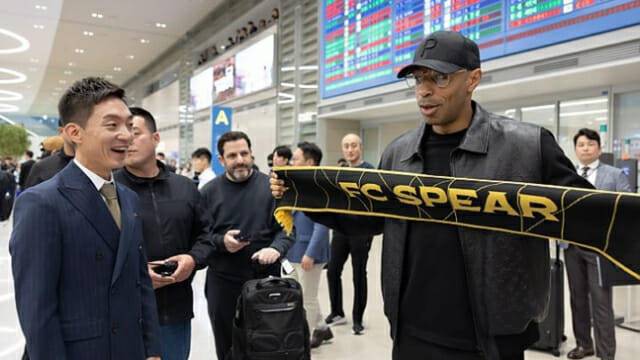 2024 넥슨 아이콘 매치의 창팀 감독을 맡은 티에리 앙리(우)가 인천국제공항에 마중나온 박정무 FC그룹장(좌)과 인사하는 모습.