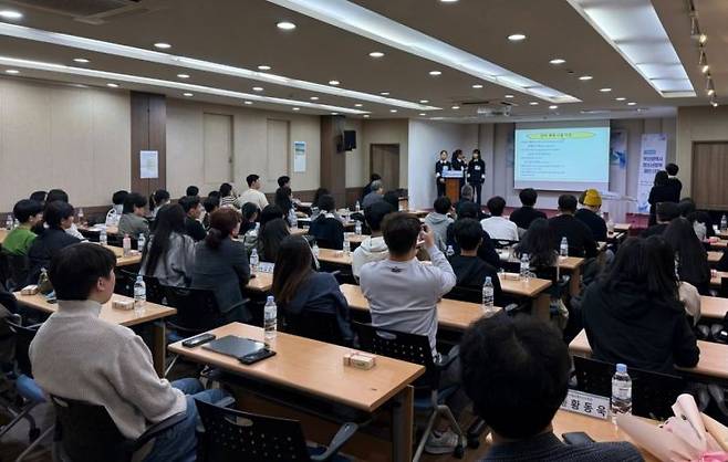 기장군청소년참여위원회 소속 청소년들이 ‘2024년 부산시 청소년정책 제안대회’에서 발표하고 있다.