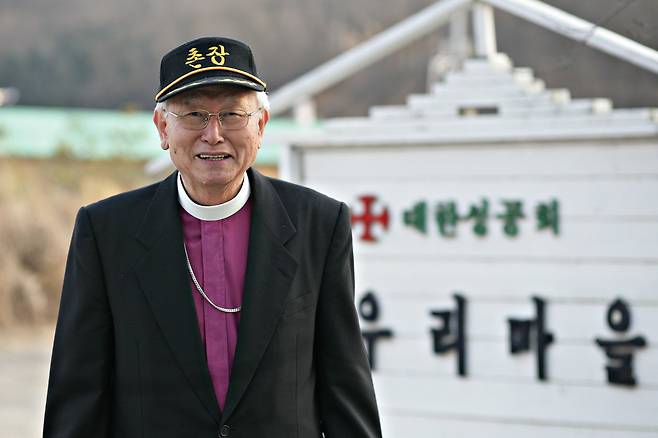 발달장애인 일터인 '우리마을' 앞에 선 김성수 주교. 고향인 강화 온수리 땅을 기증해 '우리마을'을 설립한 김 주교는 '촌장'을 자처하며 함께 생활하고 있다. /이태훈 기자