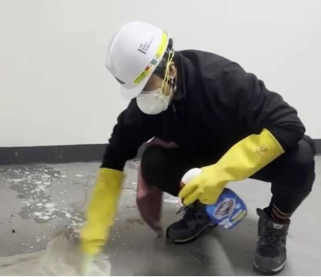 전 쇼트트랙 국가대표 김동성이 건설현장에서  오물을 청소하고 있다./ 인스타그램