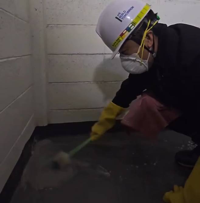 전 쇼트트랙 국가대표 김동성이 건설현장에서  오물을 청소하고 있다./ 인스타그램