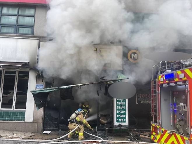 한 전동킥보드 업체 점포에서 화재가 발생해 소방당국이 진화 작업을 하고 있다. /뉴스1