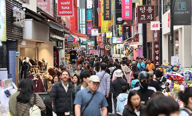 27일 서울 중구 명동거리가 외국인 관광객들로 붐비고 있다. /뉴스1