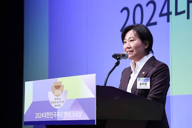 송미령 농식품부 장관이 31일 서울 중구 웨스틴조선호텔에서 열린 2024대한민국푸드앤테크대상 시상식에서 축사를 하고 있다.