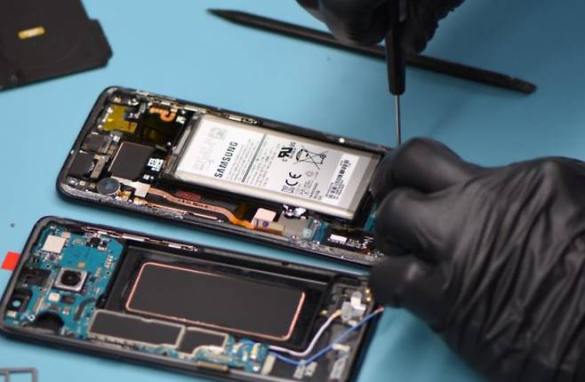삼성 갤럭시 스마트폰을 수리하는 모습./삼성전자 미국 뉴스룸
