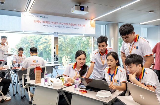 연수에 참여한 한베ICT대학교 학생과 교수들이 핀테크 아이디어 경진대회 시간에 의견을 나누고 있다. ⓒ한화생명