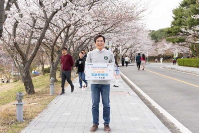 영암군 군서면 왕인박사유적지 벚꽃길에서 고향사랑기부 홍보하는 우승희 군수. ⓒ 영암군