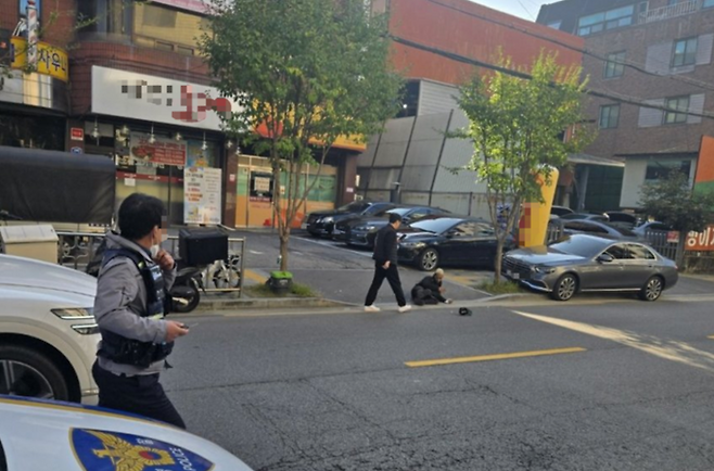 31일 서울 송파구에서 미국인 유튜버 조니 소말리를 폭행한 20대 남성ⓒ인터넷 커뮤니티