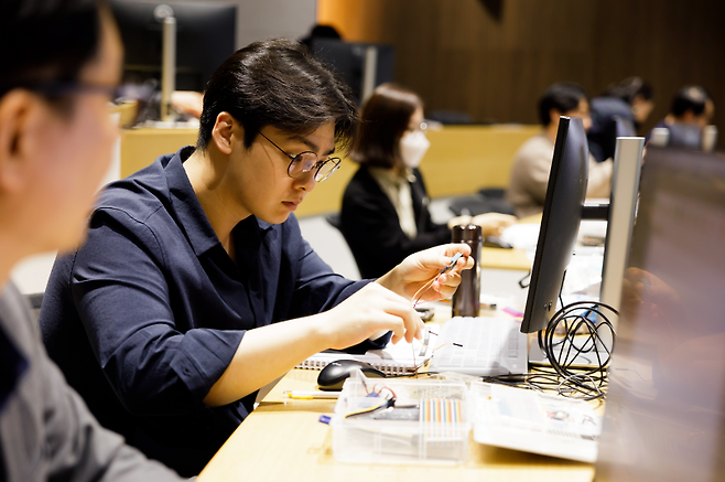 고려사이버대학교 전기전자공학부 학생이 오프라인 실험 특강에서 장비를 활용해 실습에 참여하고 있다. 고려사이버대 제공